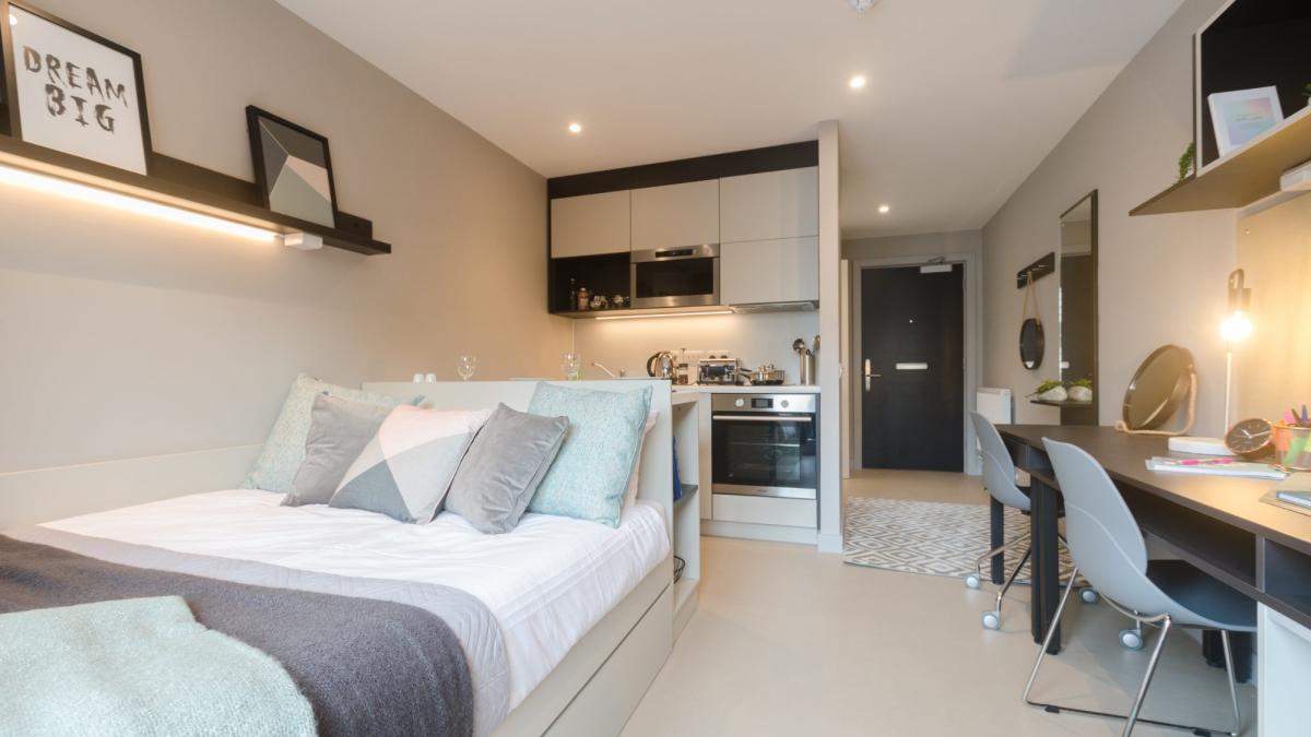 Dekor Apartemen Studio Berkelas dengan Keranji